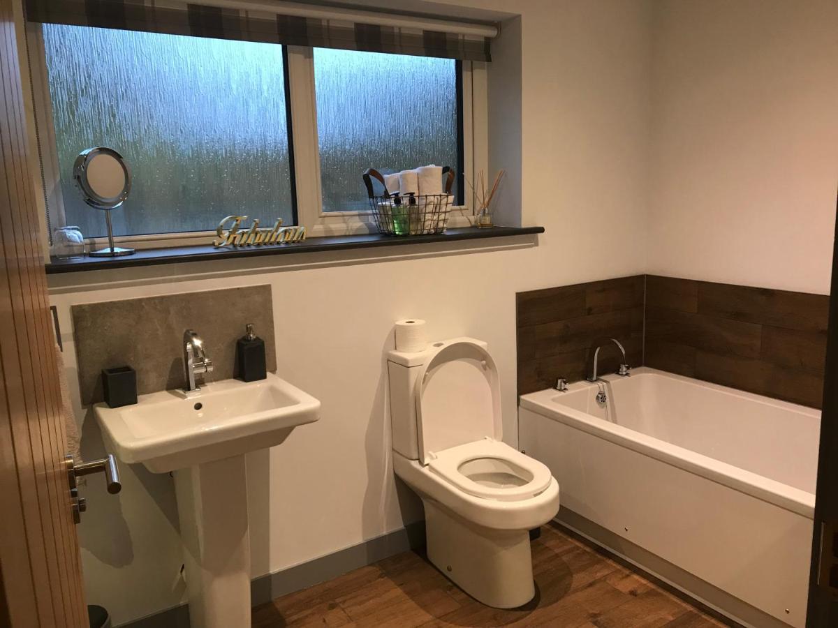 Вилла The Bridge Self Catering Kilmaluag Экстерьер фото